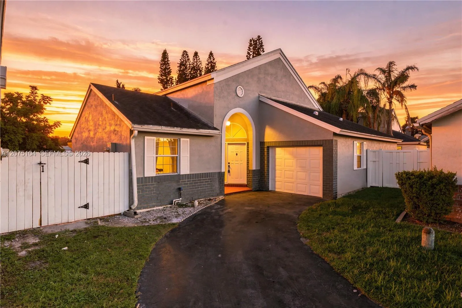 Foto de propiedad en 1181 SW 108th Terrace, Davie, FL 33324 Davie con MLS# 