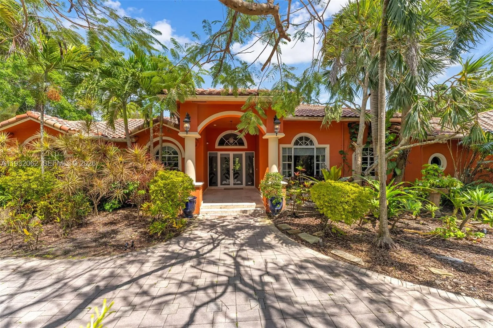 Foto de propiedad en 11825 S Mitchell Manor Circle, Pinecrest, FL 33156 Pinecrest con MLS# 