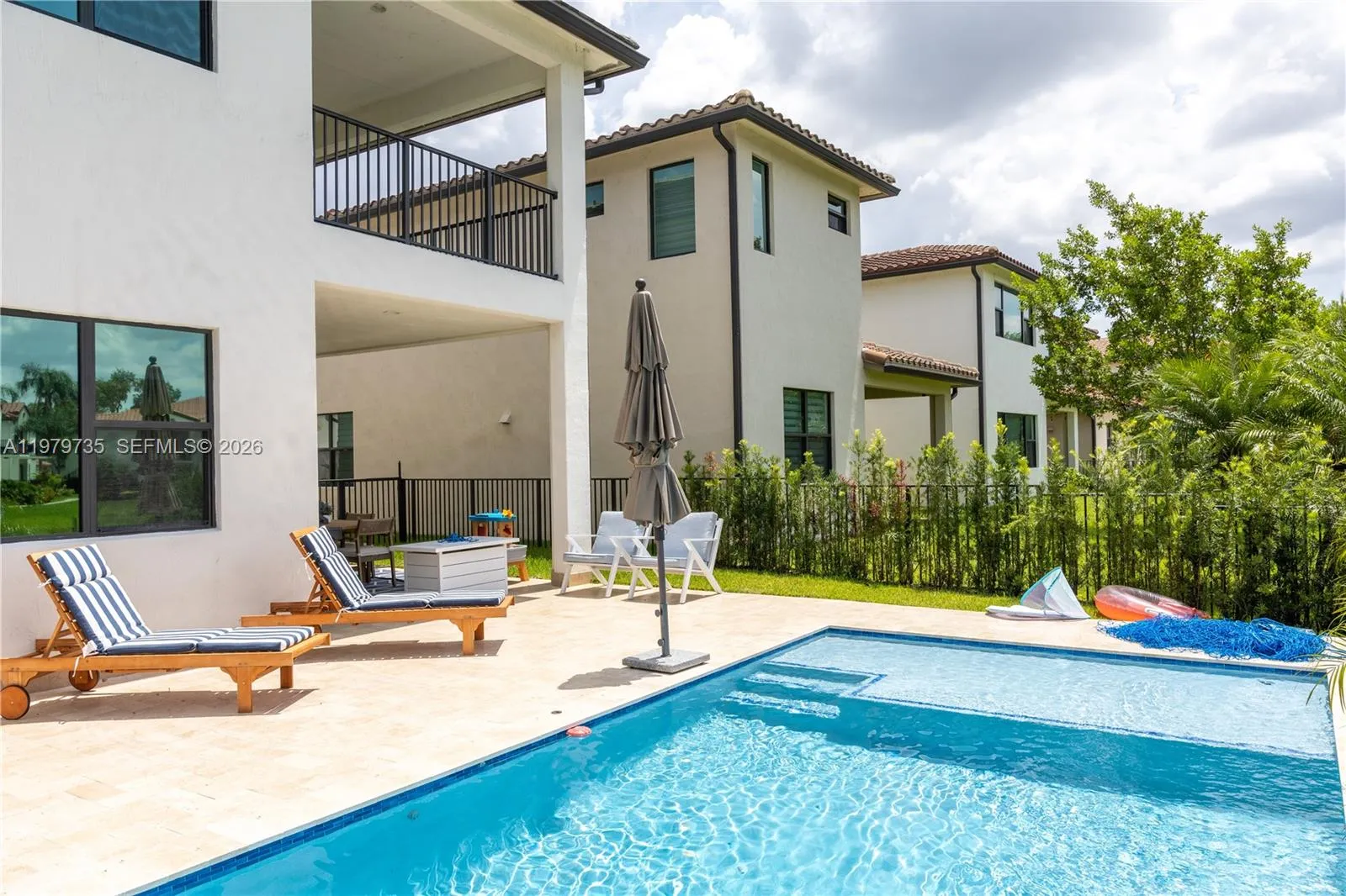 Foto de propiedad en 11826 SW 13th Court, Pembroke Pines, FL 33025 Pembroke Pines con MLS# 
