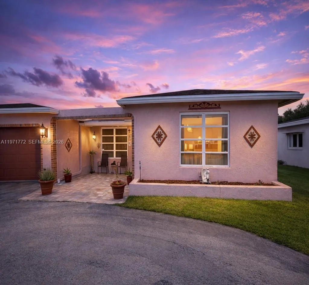 Foto de propiedad en 11827 NW 39th Street, Sunrise, FL 33323 Sunrise con MLS# 