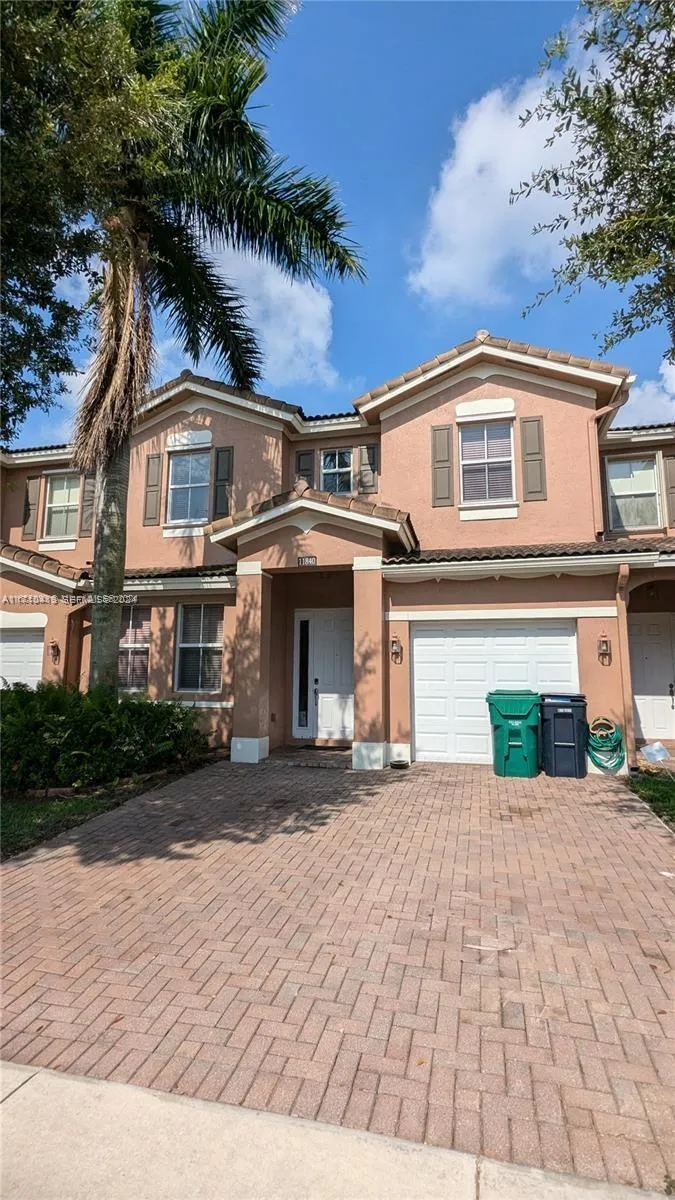 Foto de propiedad en 11840 SW 154th Avenue 11840, Miami, FL 33196 Miami con MLS# 