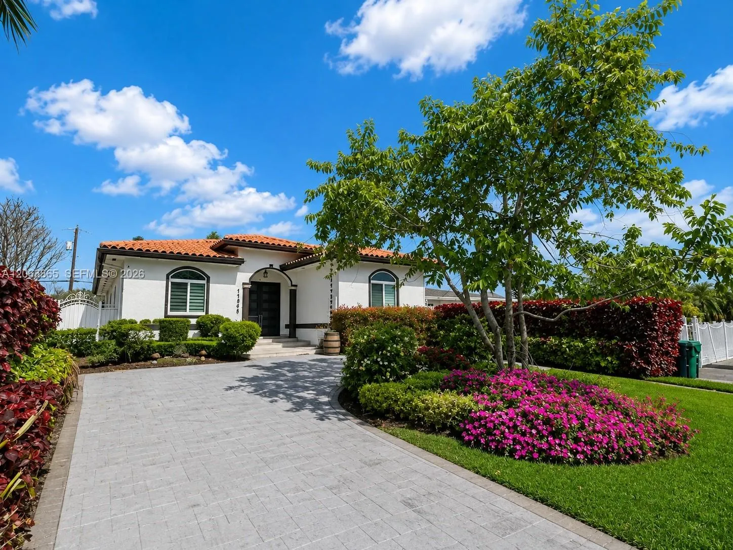 Foto de propiedad en 11845 SW 3rd Street, Miami, FL 33184 Miami con MLS# 