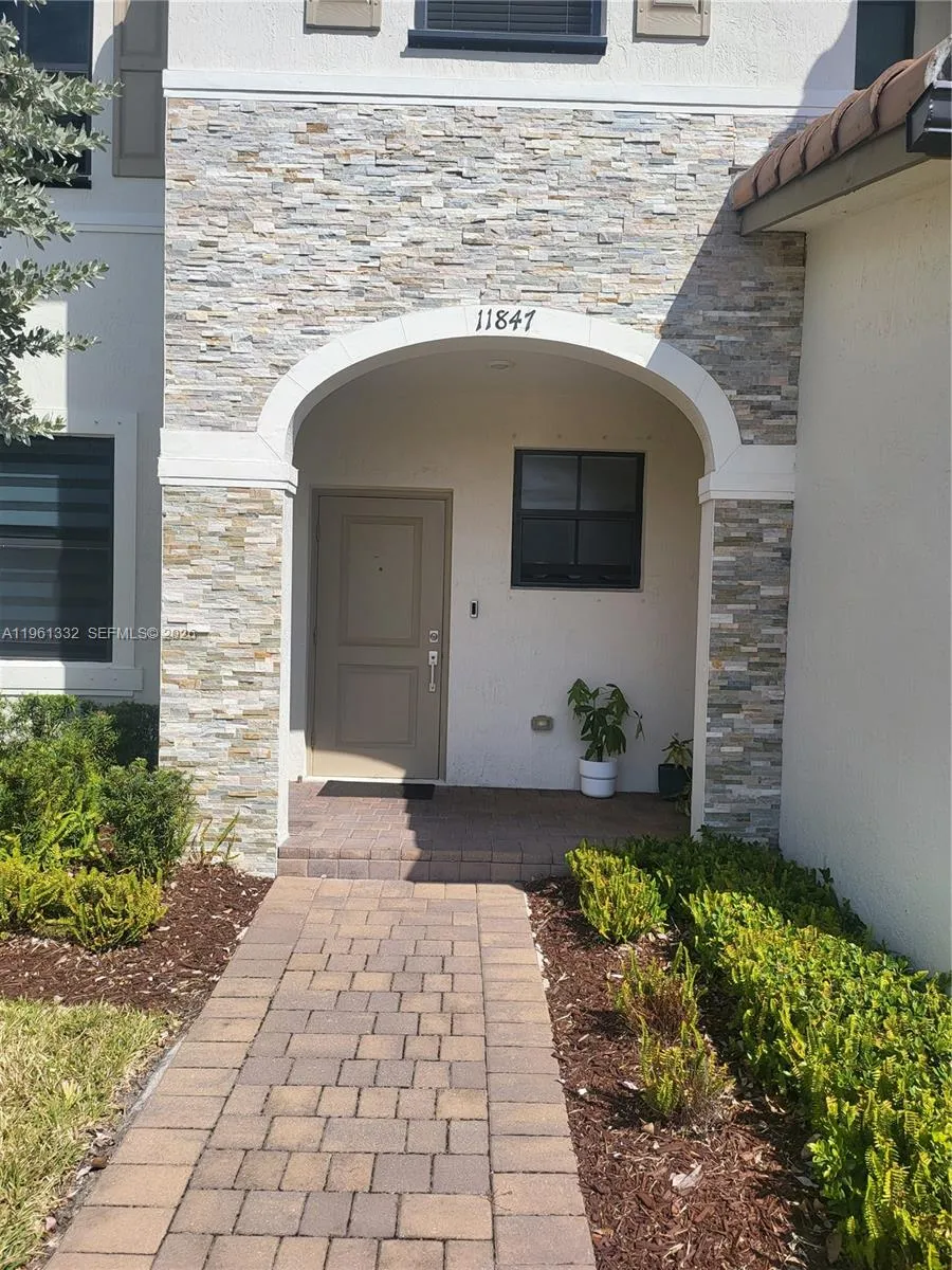 Foto de propiedad en 11847 SW 246th Terrace, Homestead, FL 33032 Homestead con MLS# 