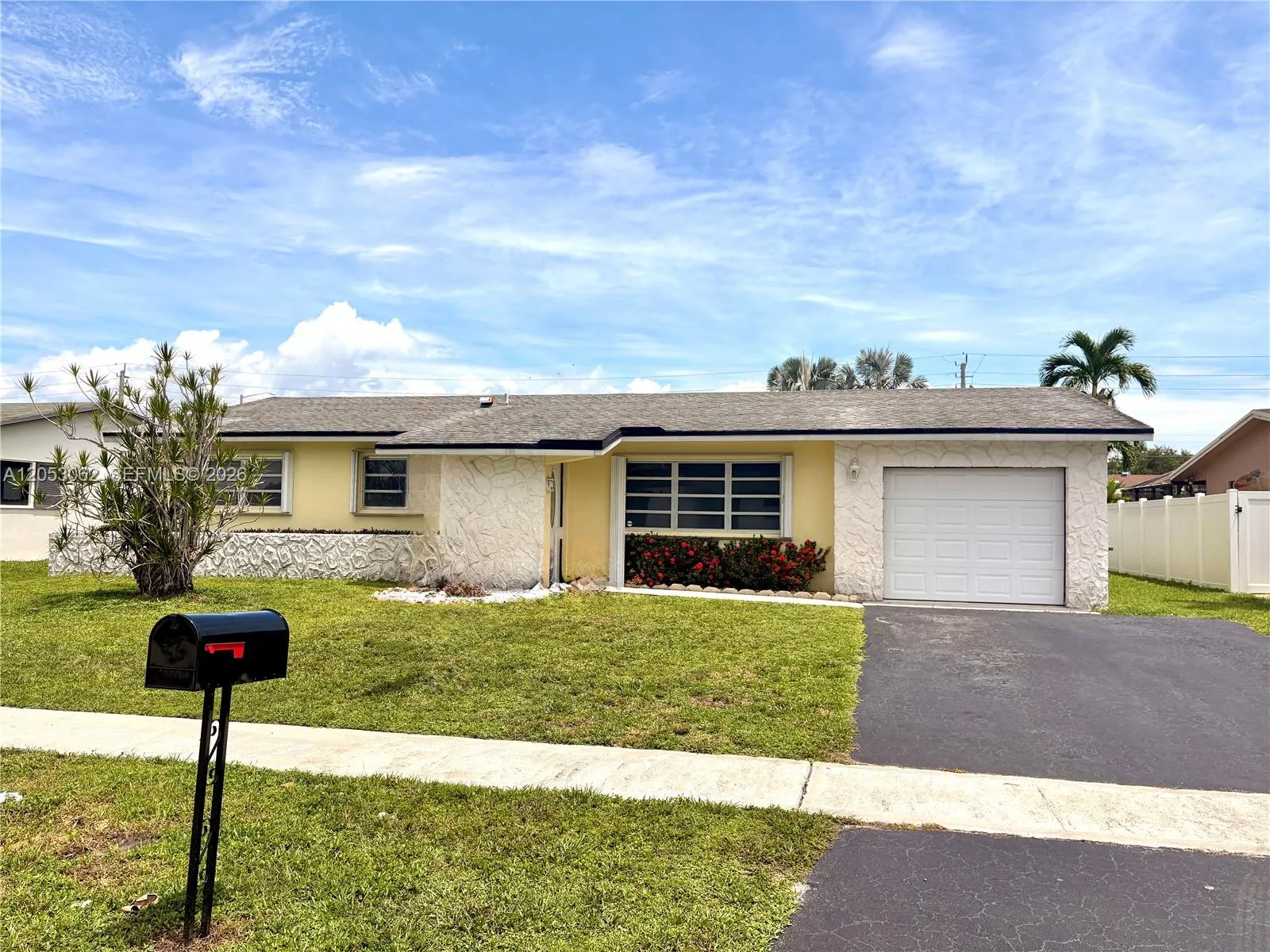Foto de propiedad en 11851 NW 23rd Street, Pembroke Pines, FL 33026 Pembroke Pines con MLS# 