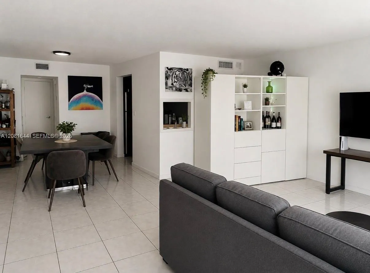Foto de propiedad en 11855 NE 19th Drive 49, North Miami, FL 33181 North Miami con MLS# 