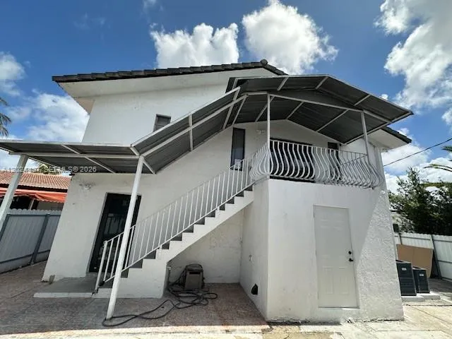 Foto de propiedad en 11870 SW 5th Street B, Miami, FL 33184 Miami con MLS# 