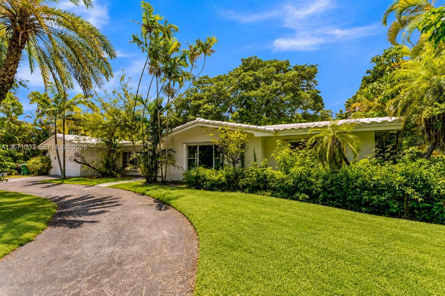Foto de propiedad en 11890 SW 72nd Place, Pinecrest, FL 33156 Pinecrest con MLS# 