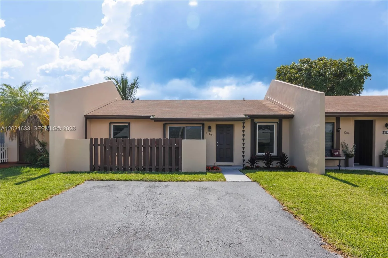 Foto de propiedad en 11903 SW 110th St Circle E 11903, Miami, FL 33186 Miami con MLS# 