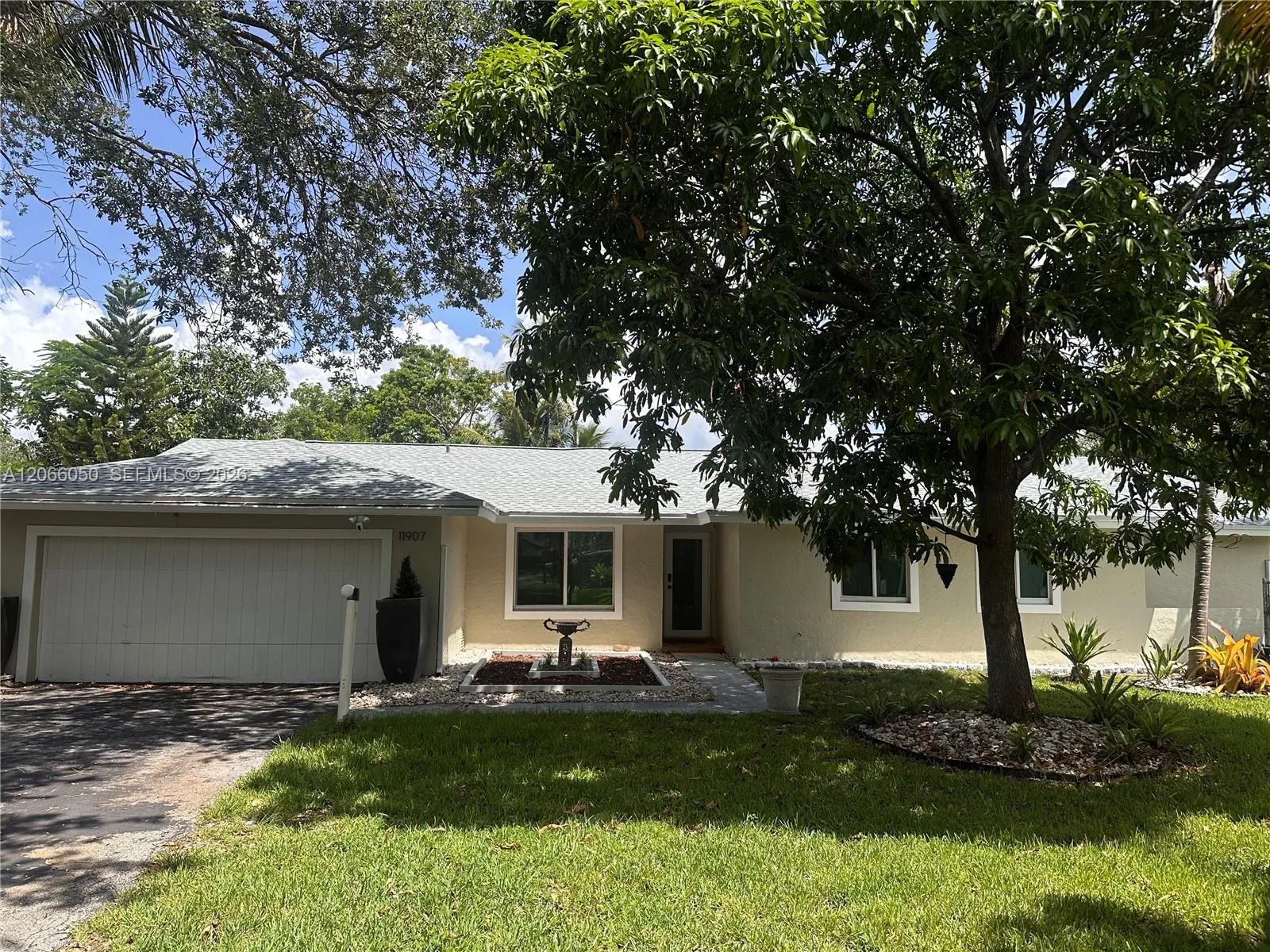 Foto de propiedad en 11907 Jennifer Way, Cooper City, FL 33026 Cooper City con MLS# 