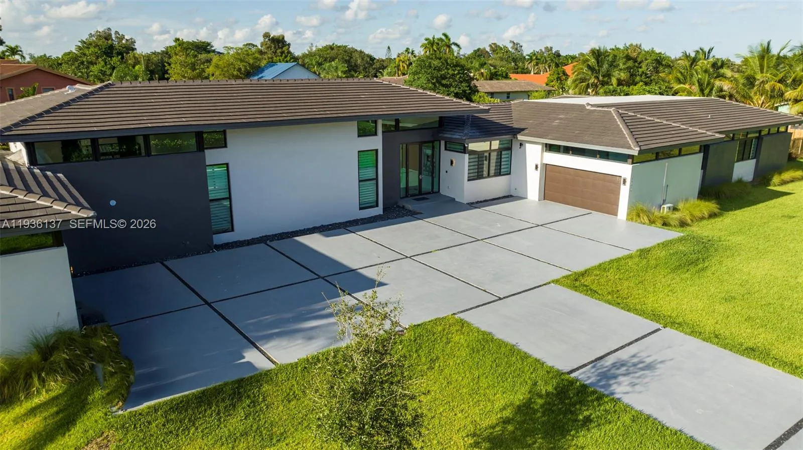 Foto de propiedad en 11911 NW 2 Street, Plantation, FL 33325 Plantation con MLS# 
