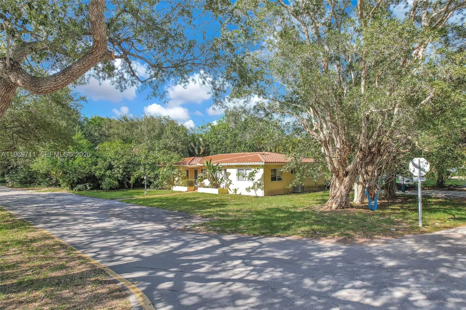Foto de propiedad en 11919 NE 8th Avenue, Biscayne Park, FL 33161 Biscayne Park con MLS# 