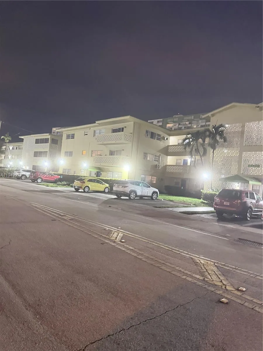 Foto de propiedad en 11930 NE 19th Drive 28, North Miami, FL 33181 North Miami con MLS# 