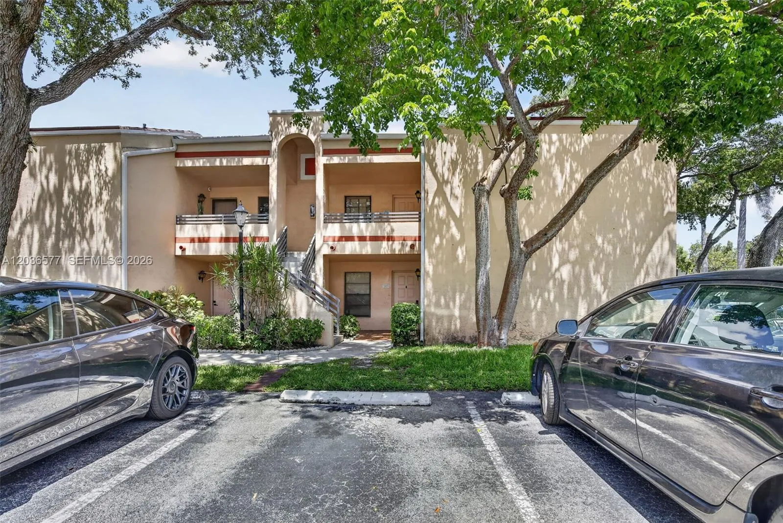 Foto de propiedad en 11931 NW 11th Street 11931, Pembroke Pines, FL 33026 Pembroke Pines con MLS# 