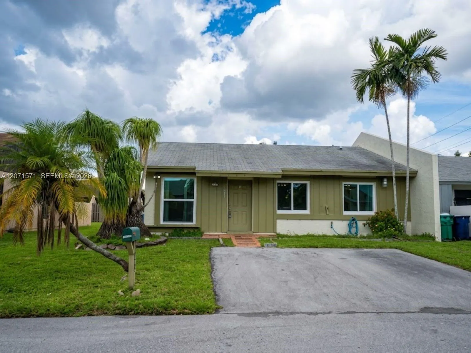 Foto de propiedad en 11942 SW 122nd Place ., Miami, FL 33186 Miami con MLS# 