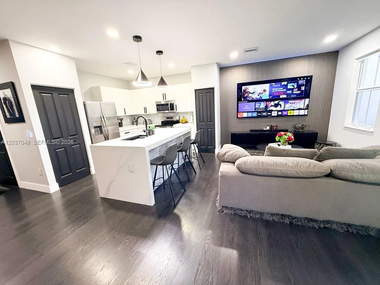 Foto de propiedad en 11967 NW 46th Street, Coral Springs, FL 33076 Coral Springs con MLS# 