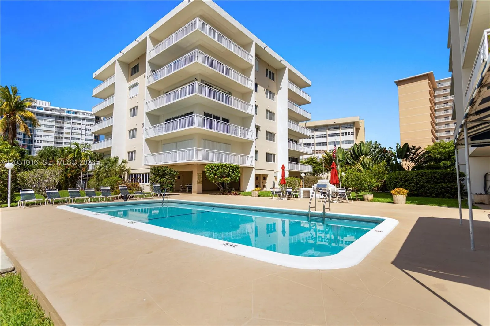 Foto de propiedad en 120 Golden Isles Drive 23B, Hallandale Beach, FL 33009 Hallandale Beach con MLS# 
