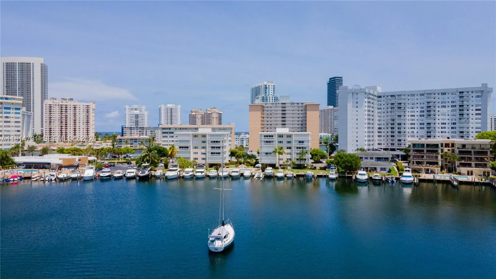 Foto de propiedad en 120 Golden Isles Drive 33B, Hallandale Beach, FL 33009 Hallandale Beach con MLS# 