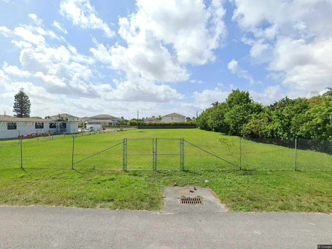 Foto de propiedad en 120 NW 120th Avenue, Sweetwater, FL 33182 Sweetwater con MLS# 