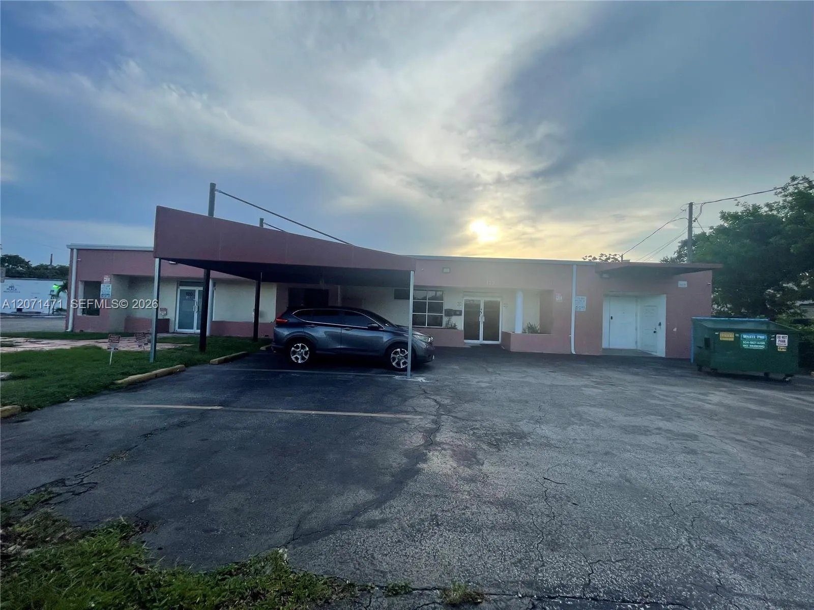Foto de propiedad en 120 SW 70th Avenue, Pembroke Pines, FL 33023 Pembroke Pines con MLS# 