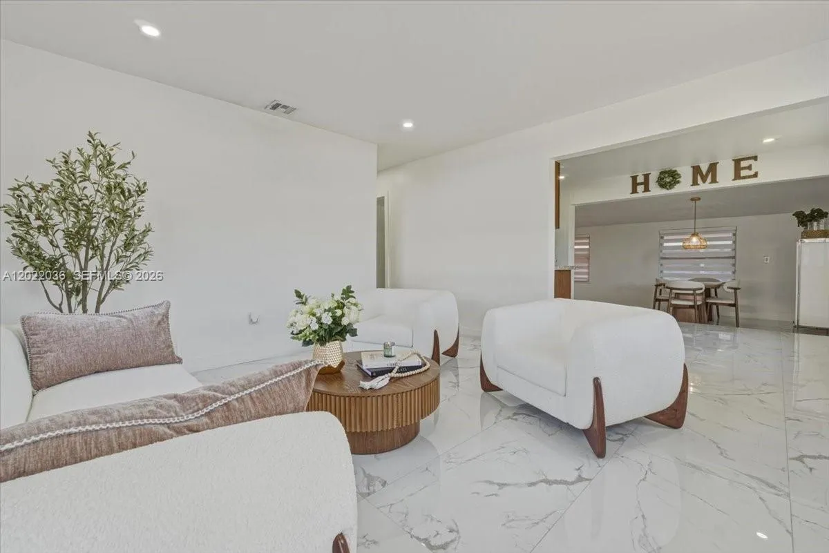 Foto de propiedad en 120 W 50th Street, Hialeah, FL 33012 Hialeah con MLS# 