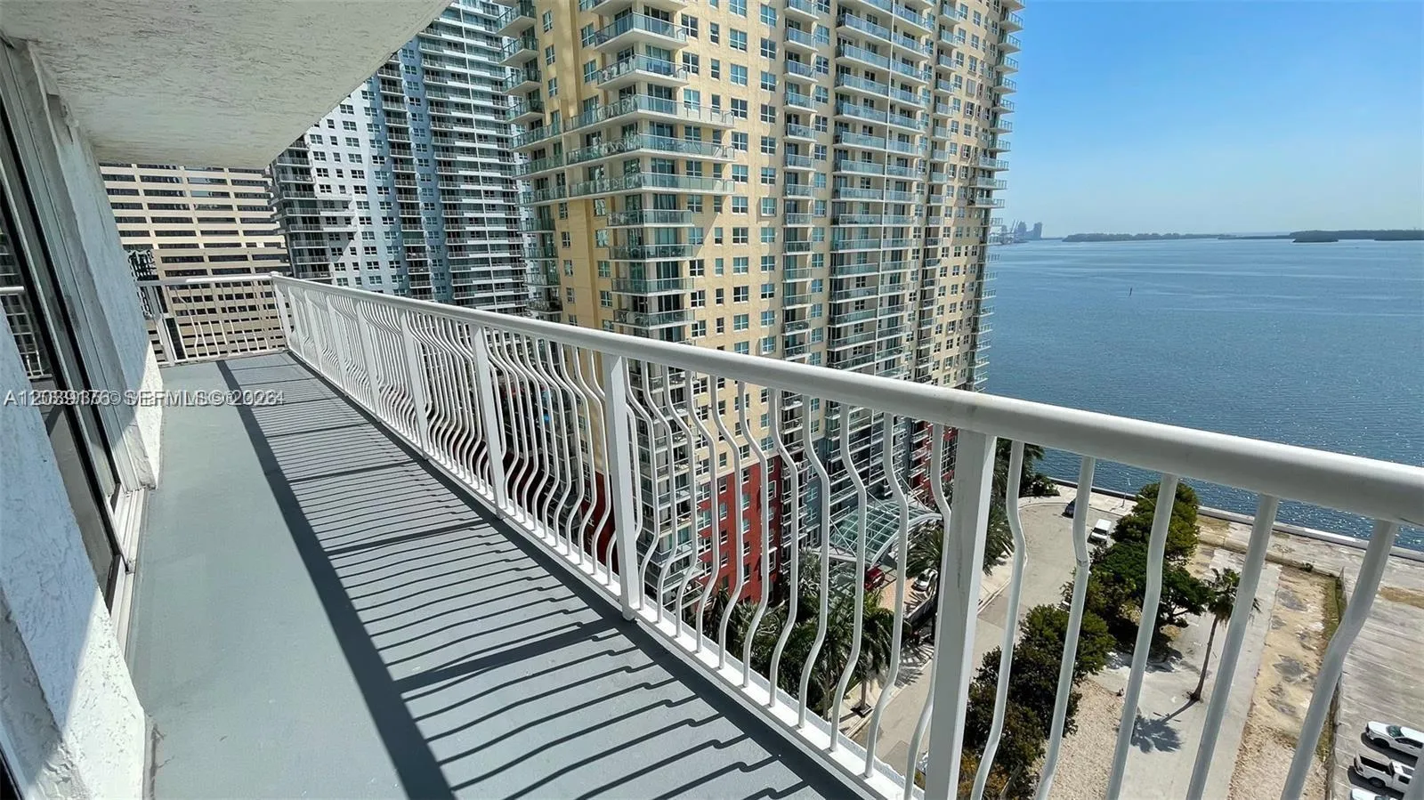 Foto de propiedad en 1200 Brickell Bay Drive 1702, Miami, FL 33131 Miami con MLS# 