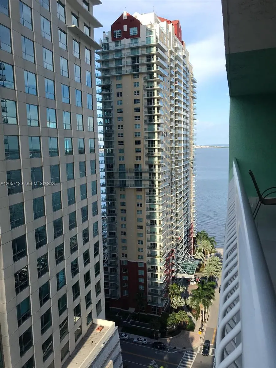 Foto de propiedad en 1200 Brickell Bay Drive 2418, Miami, FL 33131 Miami con MLS# 
