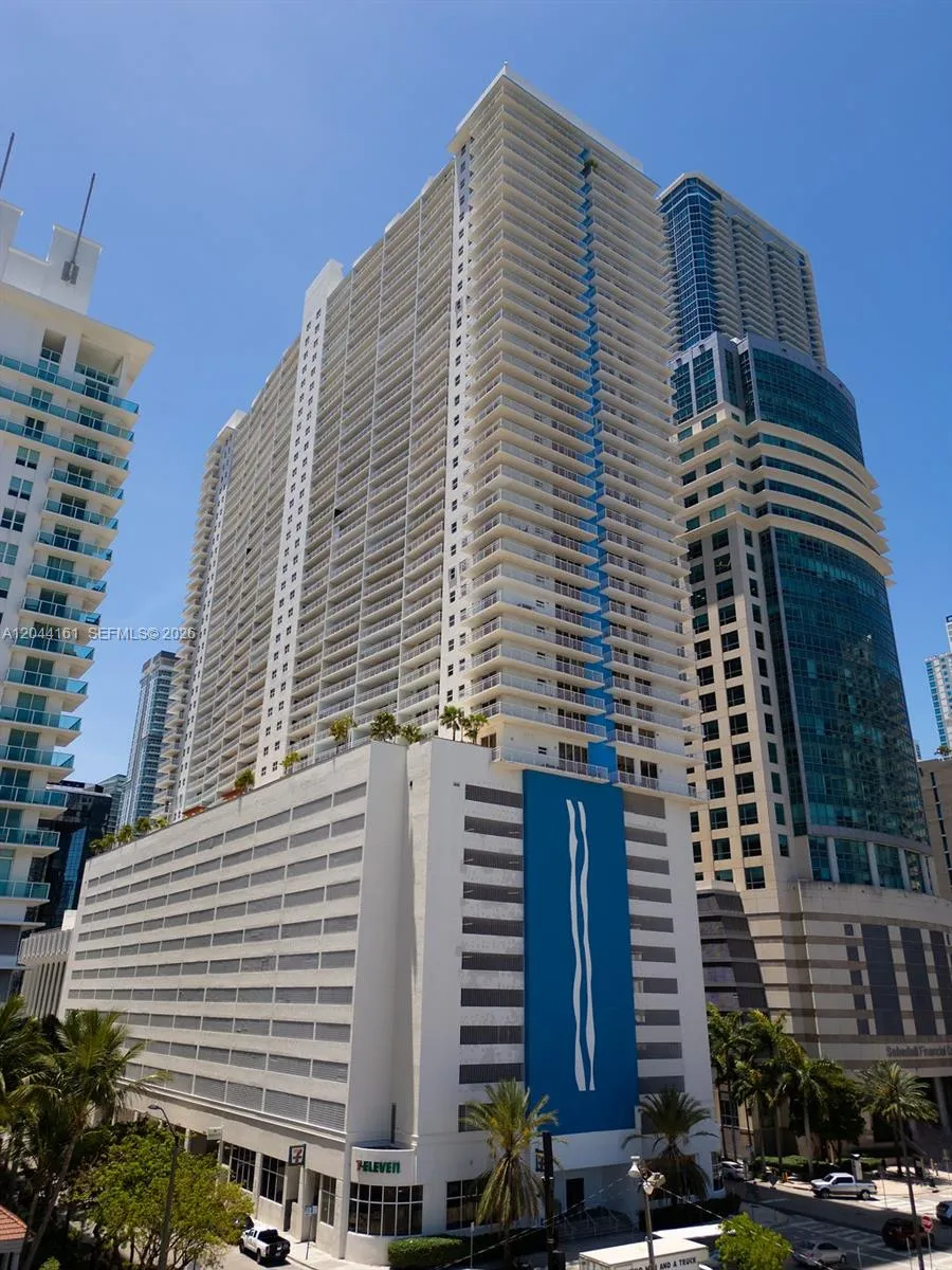 Foto de propiedad en 1200 Brickell Bay Drive 2806, Miami, FL 33131 Miami con MLS# 