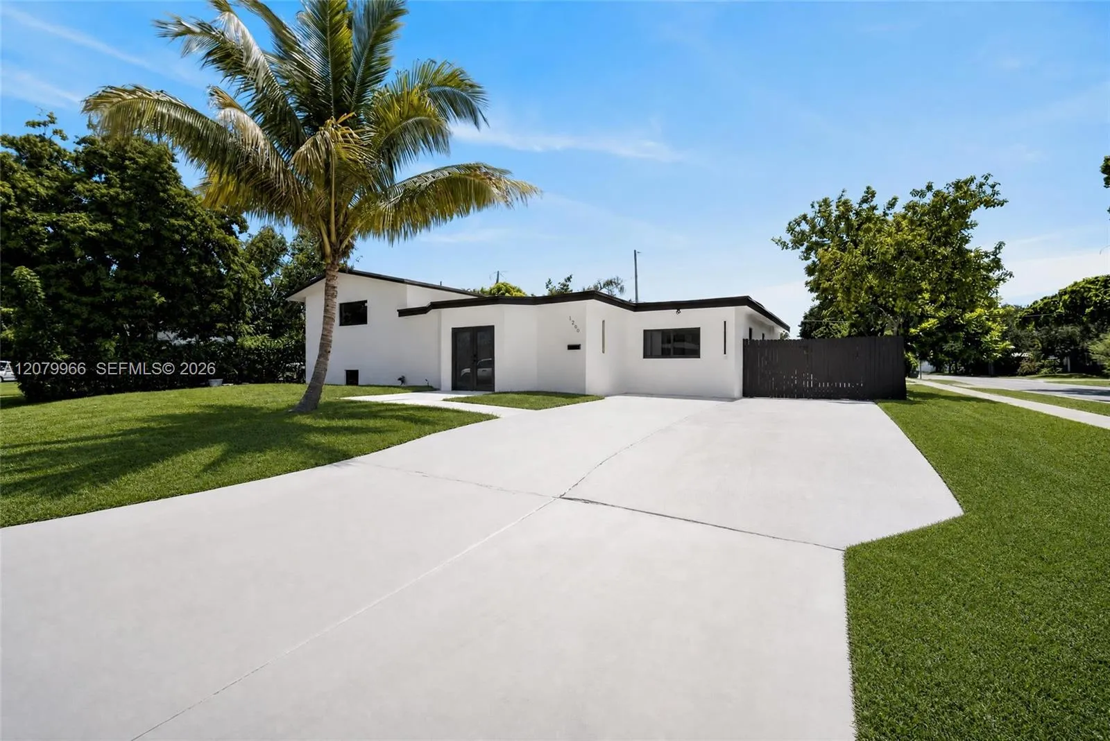 Foto de propiedad en 1200 NE 204th Terrace, Miami, FL 33179 Miami con MLS# 
