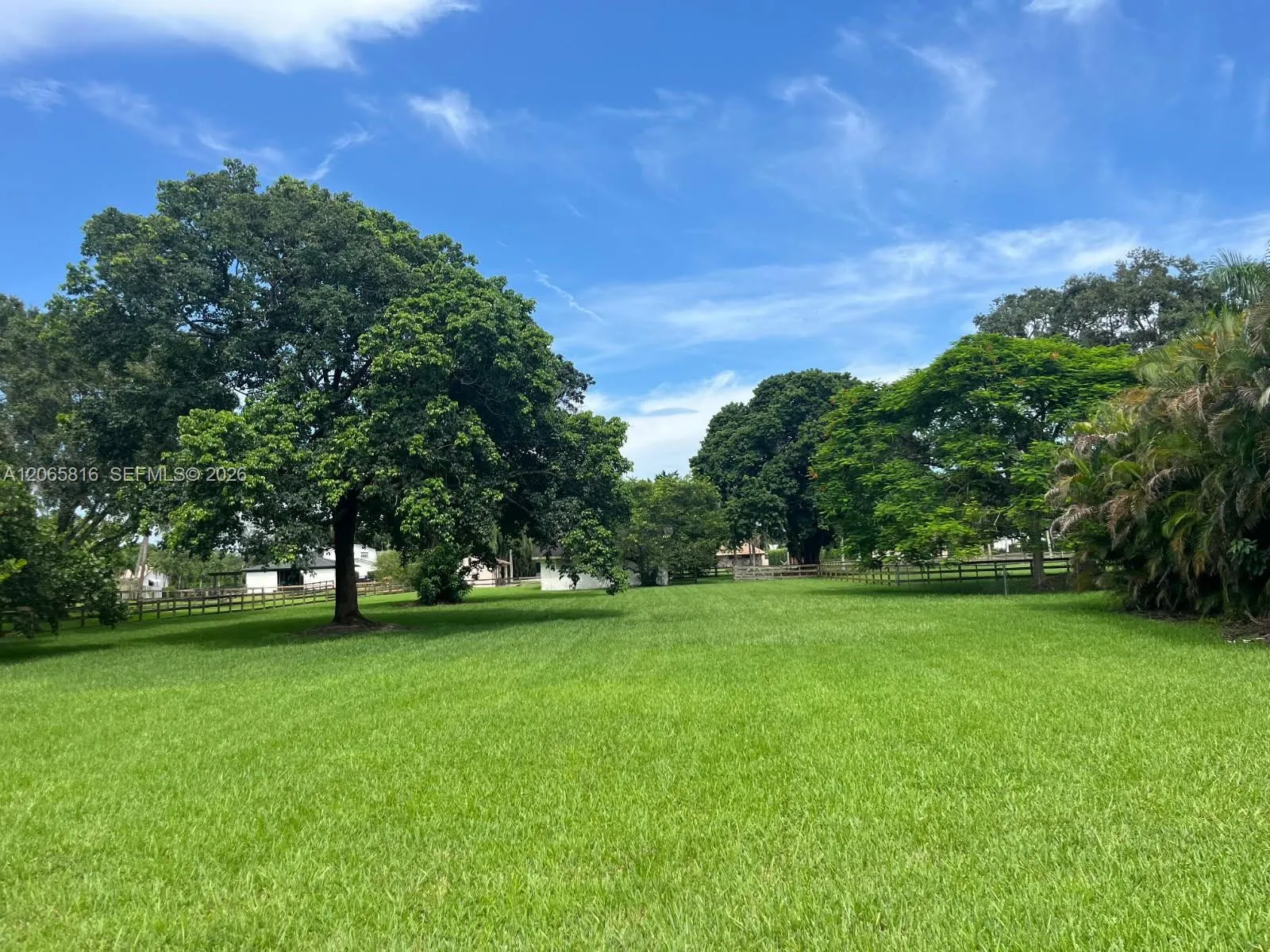 Foto de propiedad en 1200 NW 118th Avenue, Plantation, FL 33323 Plantation con MLS# 