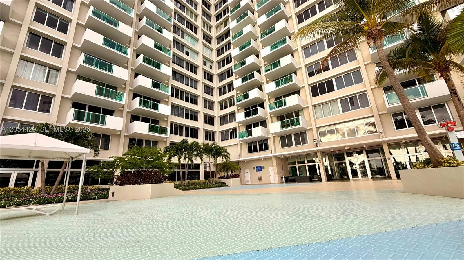 Foto de propiedad en 1200 West Avenue 1423, Miami Beach, FL 33139 Miami Beach con MLS# 