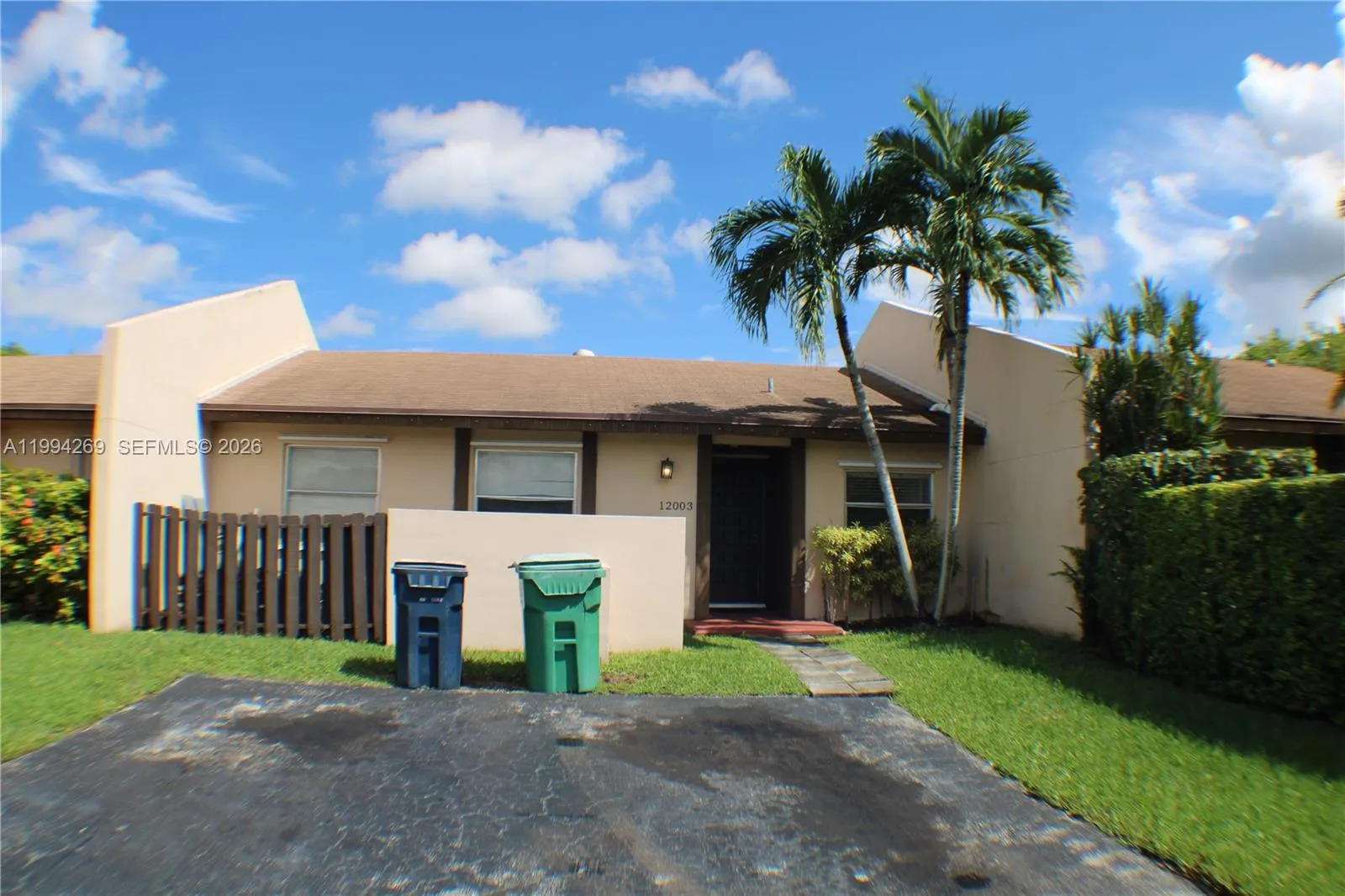 Foto de propiedad en 12003 SW 110th St Circle N, Miami, FL 33186 Miami con MLS# 