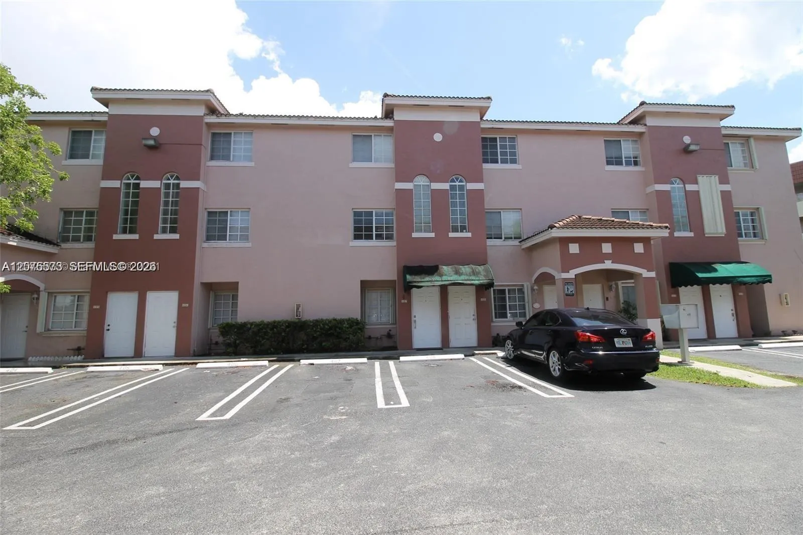 Foto de propiedad en 12005 SW 14th Street 407-D, Miami, FL 33184 Miami con MLS# 