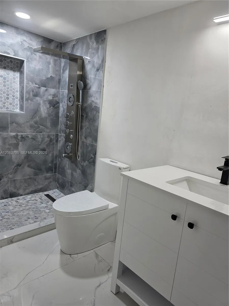 Foto de propiedad en 1201 NE 191st Street G216, Miami, FL 33179 Miami con MLS# 