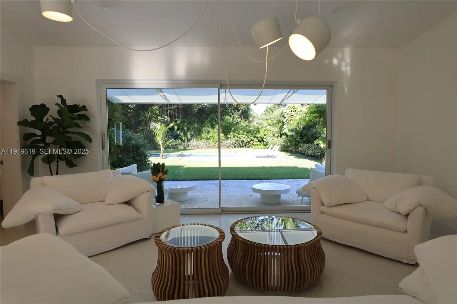 Foto de propiedad en 12020 NE 5th Avenue, Biscayne Park, FL 33161 Biscayne Park con MLS# 