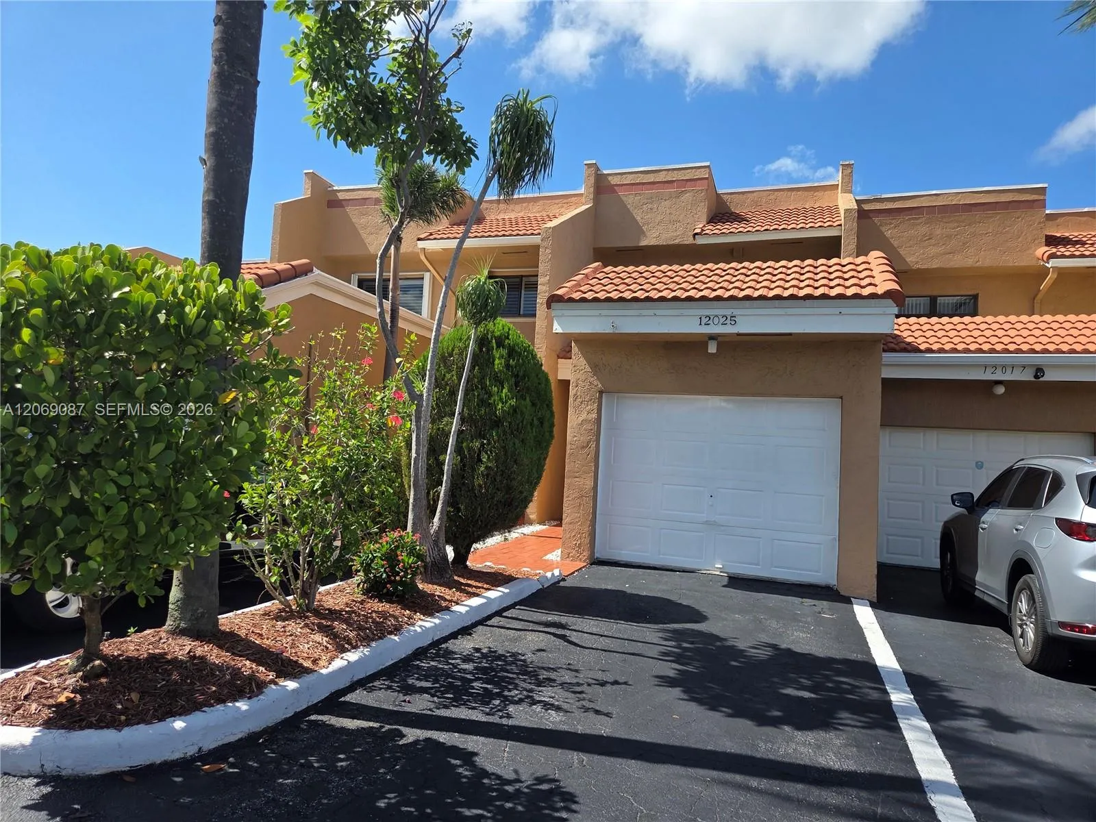Foto de propiedad en 12025 S Las Palmas Drive 12025, Pembroke Pines, FL 33025 Pembroke Pines con MLS# 