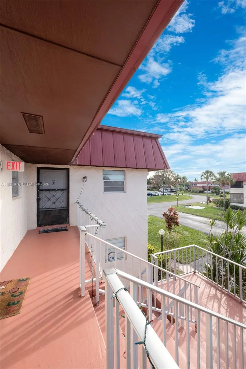 Foto de propiedad en 12027 S Greenway Circle 206, Royal Palm Beach, FL 33411 Royal Palm Beach con MLS# 
