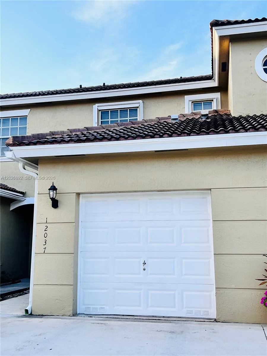 Foto de propiedad en 12037 SW 5th Court, Pembroke Pines, FL 33025 Pembroke Pines con MLS# 