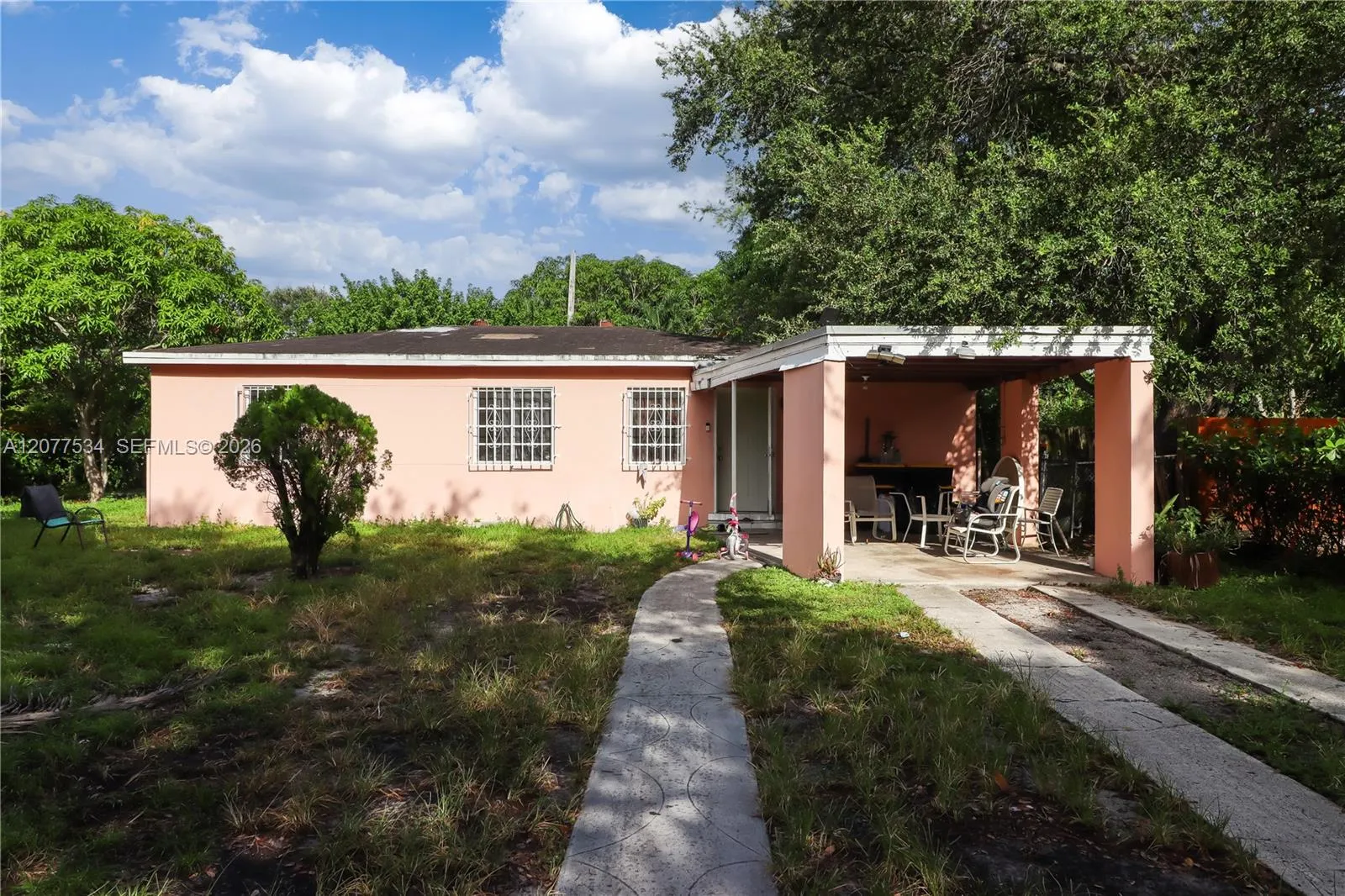 Foto de propiedad en 12040 NW 1st Court, North Miami, FL 33168 North Miami con MLS# 