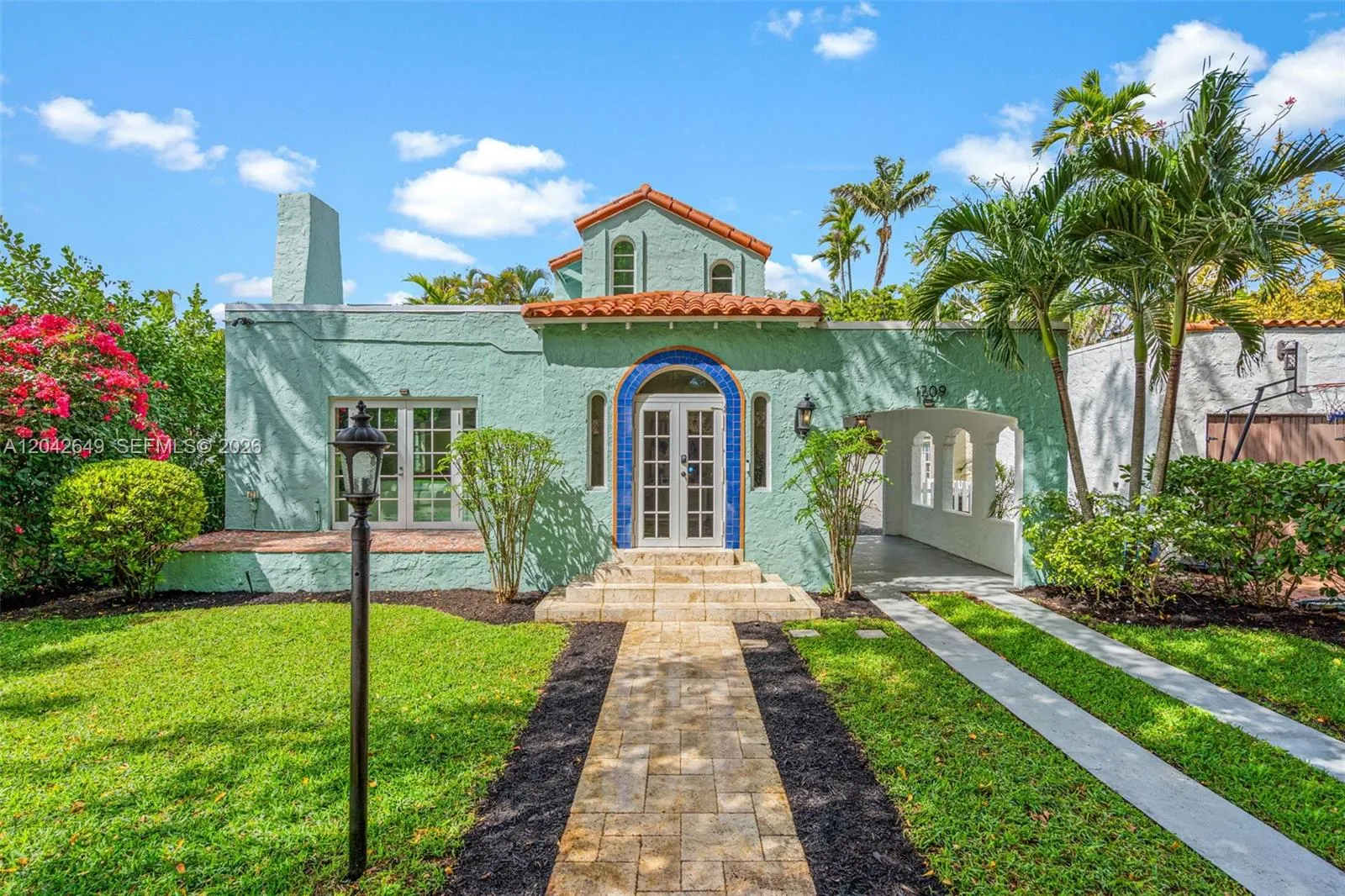 Foto de propiedad en 1209 La Mancha Avenue, Coral Gables, FL 33134 Coral Gables con MLS# 