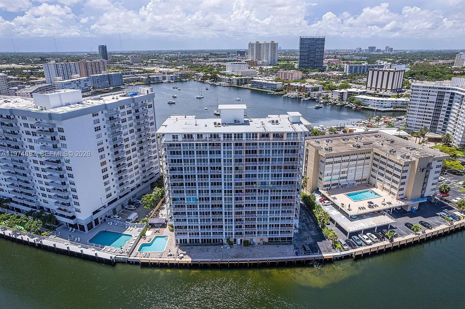 En Renta 121 Golden Isles Drive 201, Hallandale Beach, FL 33009, Hallandale Beach, FL 33009