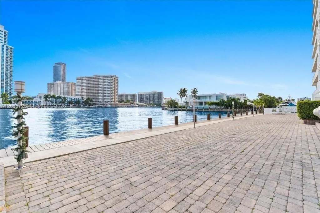 Foto de propiedad en 121 Golden Isles Drive 904, Hallandale Beach, FL 33009 Hallandale Beach con MLS# 