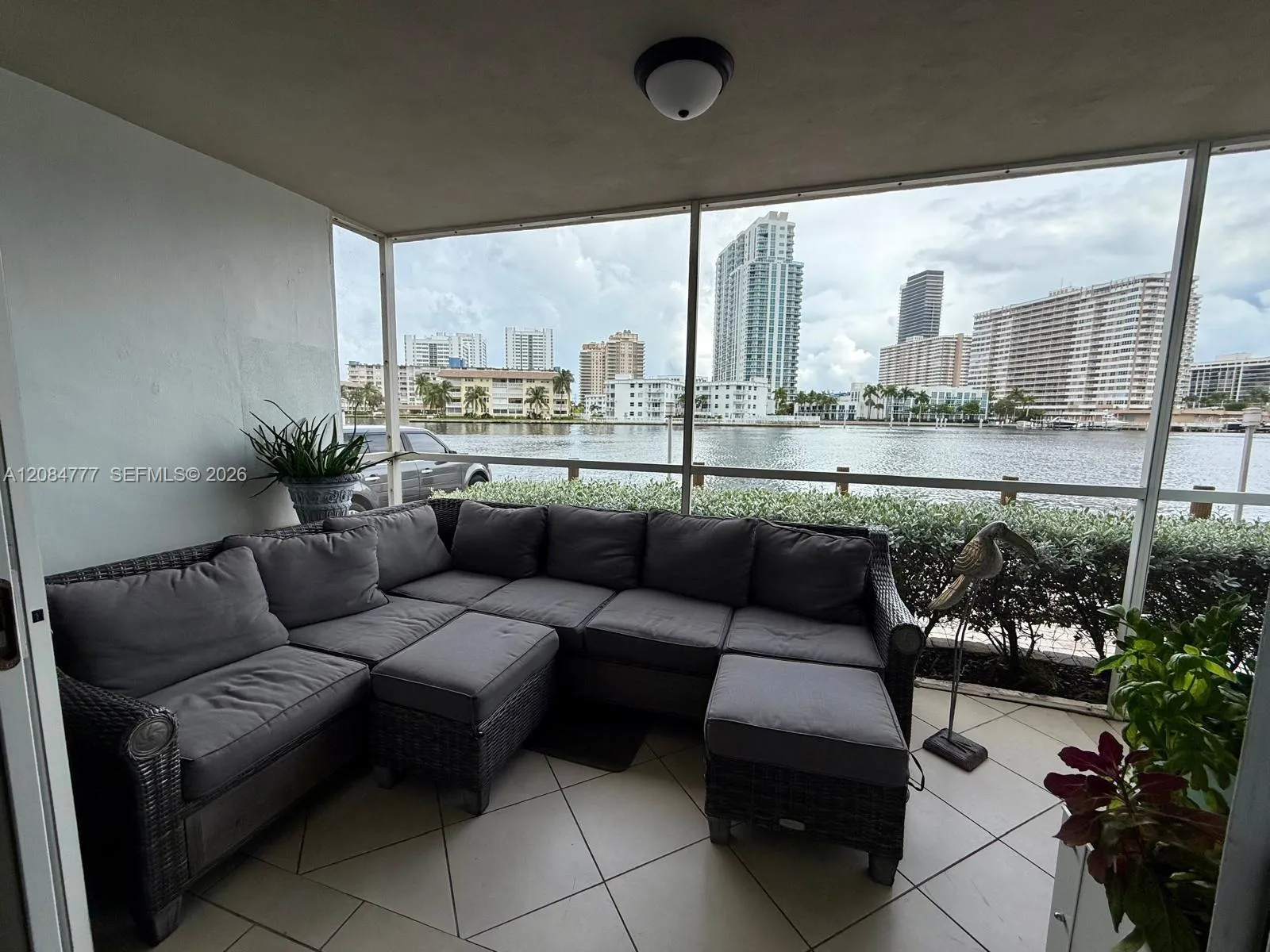 En Venta 121 Golden Isles Drive 1, Hallandale Beach, FL 33009, Hallandale Beach, FL 33009