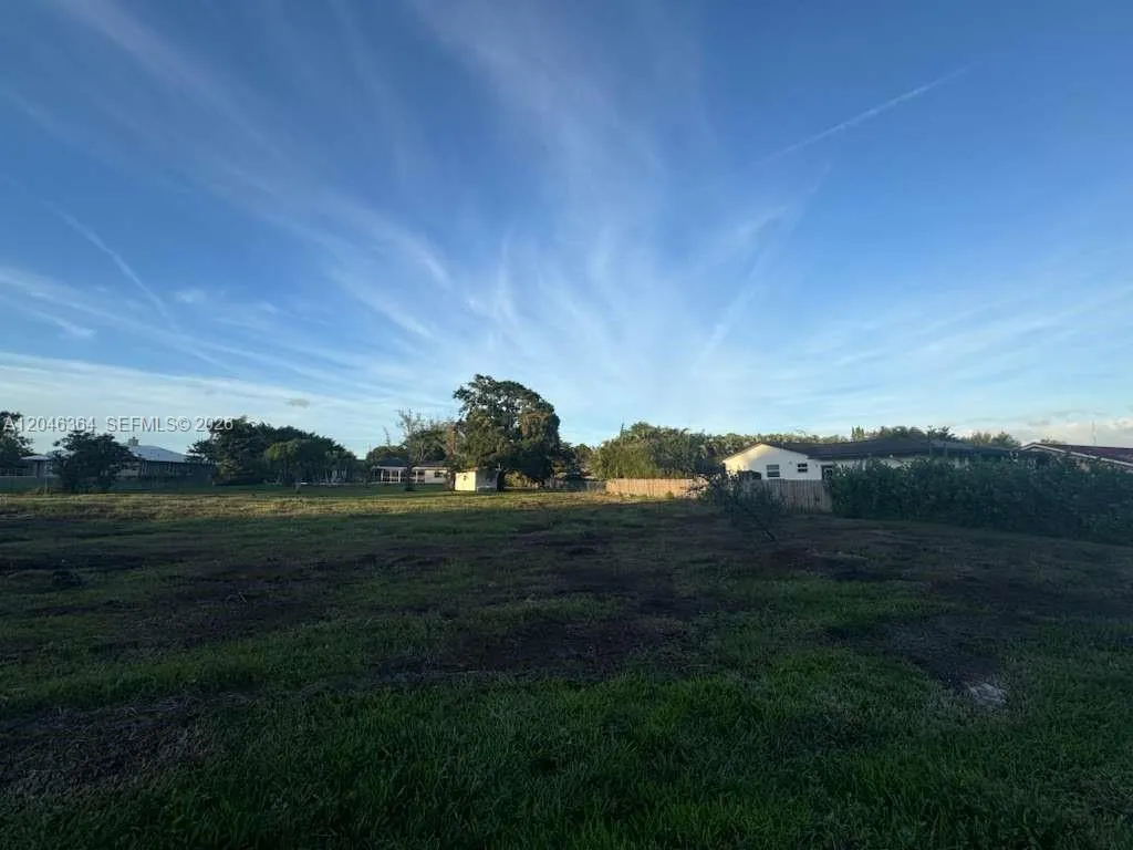 Foto de propiedad en 12101 NW 27th Court, Plantation, FL 33323 Plantation con MLS# 
