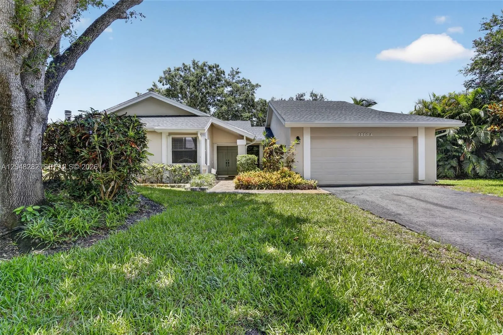 Foto de propiedad en 12104 Landing Way, Cooper City, FL 33026 Cooper City con MLS# 