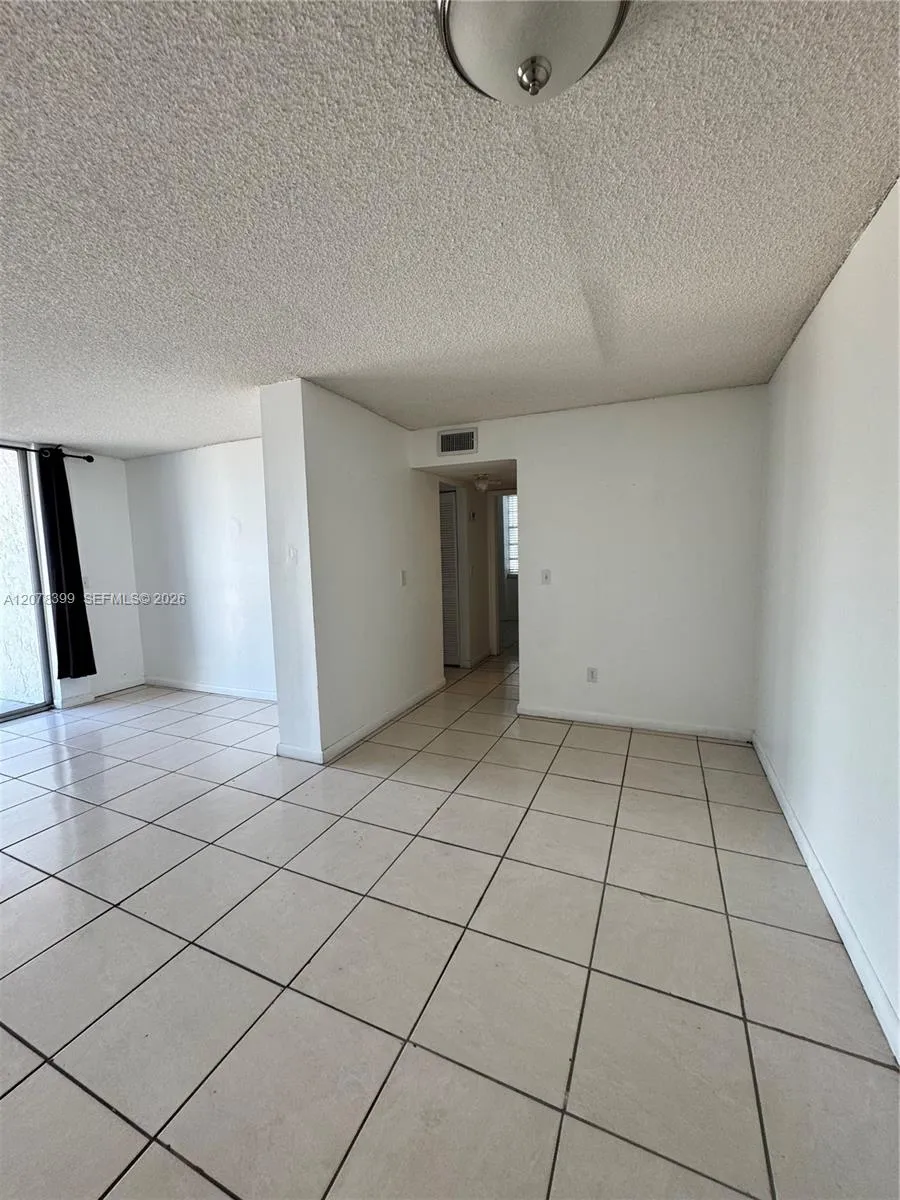 Foto de propiedad en 12105 NE 6th Avenue 304, North Miami, FL 33161 North Miami con MLS# 