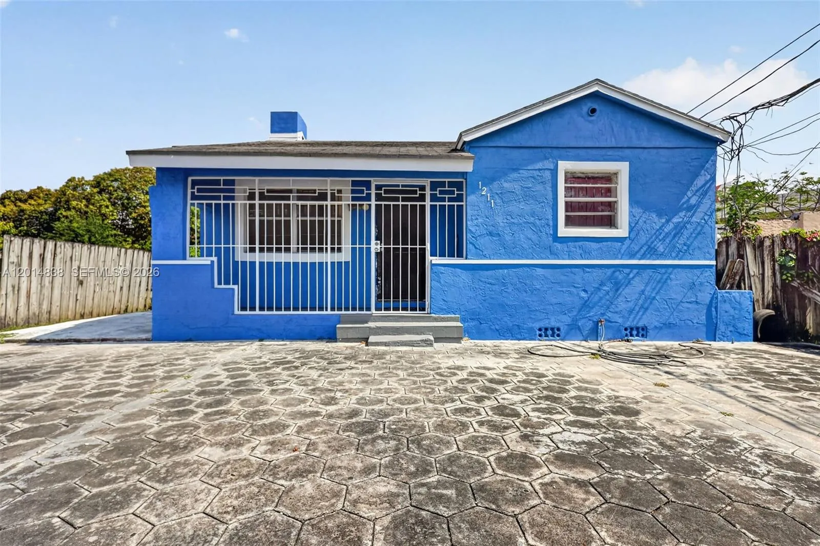 Foto de propiedad en 1211 NW 37th Street, Miami, FL 33142 Miami con MLS# 