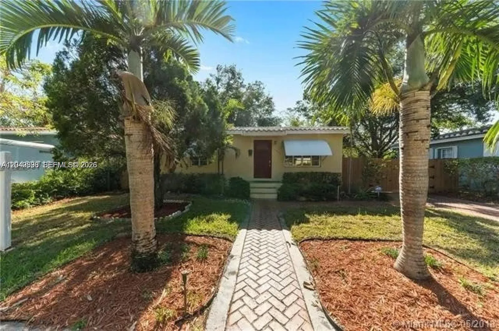 Foto de propiedad en 12110 NE 11th Place, North Miami, FL 33161 North Miami con MLS# 