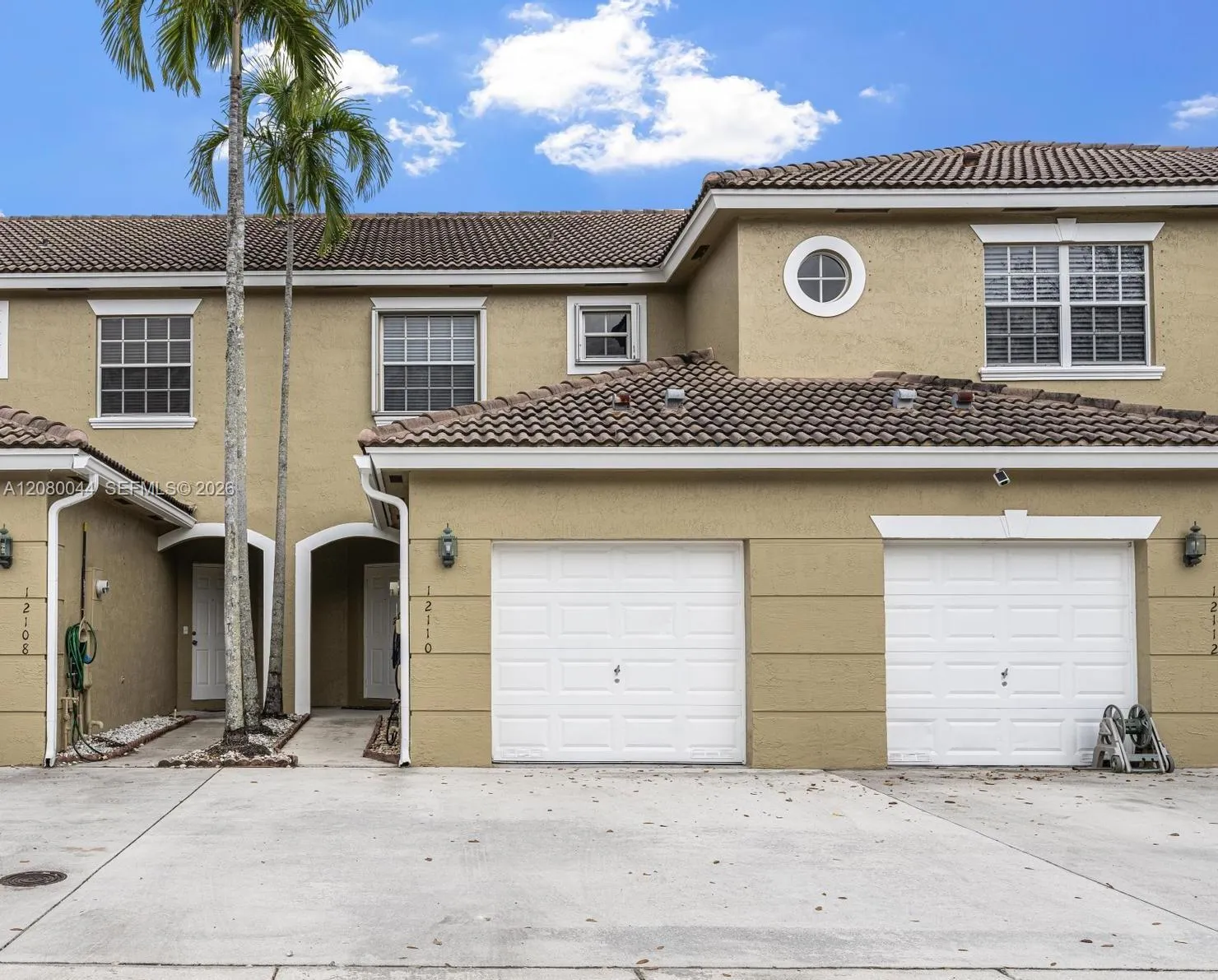 Foto de propiedad en 12110 SW 2nd Street, Pembroke Pines, FL 33025 Pembroke Pines con MLS# 