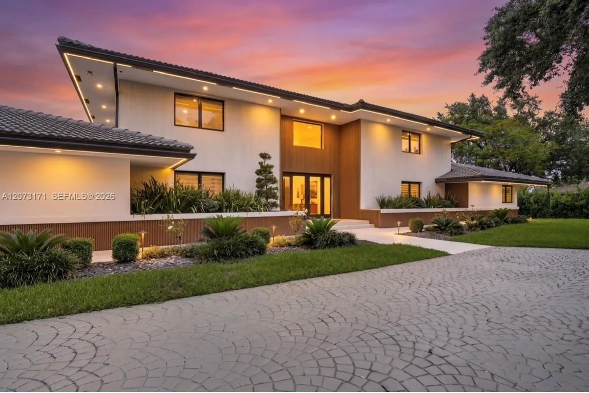 Foto de propiedad en 12111 NW 5th Court, Plantation, FL 33325 Plantation con MLS# 