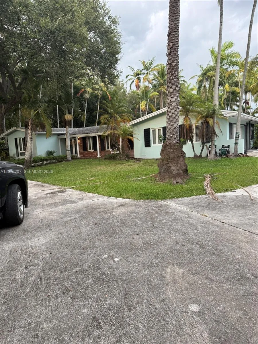 Foto de propiedad en 12121 SW 60th Court, Pinecrest, FL 33156 Pinecrest con MLS# 